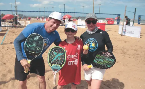
          Imagem ilustrativa da imagem Famílias se destacam em torneio de beach tennis em Camburi
          