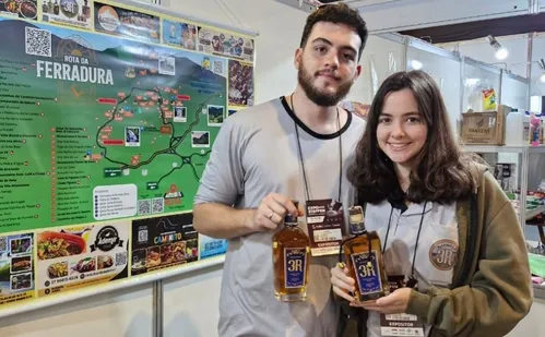 
          Imagem ilustrativa da imagem Feinbares: bares vão ter cachaça do vovô e café de açaí
          