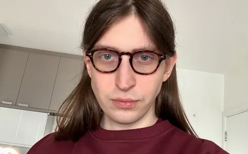 
          Imagem ilustrativa da imagem Felca passou a andar em blindado com seguranças após denunciar influencers
          