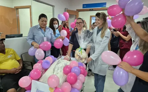 
          Imagem ilustrativa da imagem Festa em hospital após alta de bebê que nasceu com 930 gramas
          