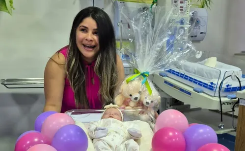 
          Imagem ilustrativa da imagem Festa em hospital após alta de bebê que nasceu com 930 gramas
          