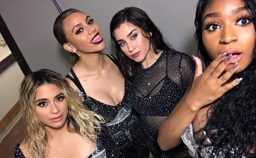 
          Imagem ilustrativa da imagem Fifth Harmony voltou? Grupo aparece em show dos Jonas Brothers nos EUA
          