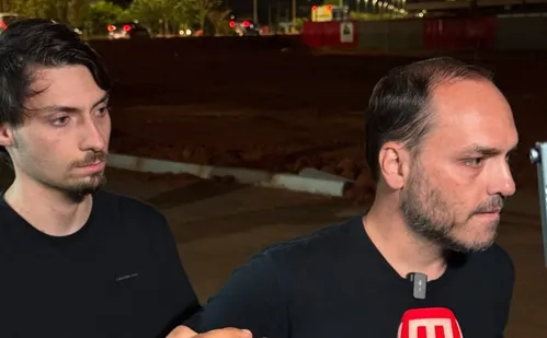 
          Imagem ilustrativa da imagem Filhos de Bolsonaro participam de vigília horas antes de julgamento do pai
          