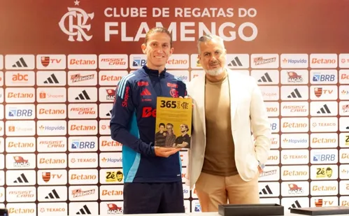 
          Imagem ilustrativa da imagem Filipe Luís é homenageado pelo 1º ano treinando o Flamengo
          