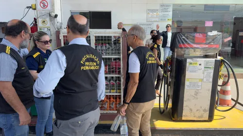 
          Imagem ilustrativa da imagem Fiscalização em 60 postos de combustíveis de PE encontra problemas em 14 deles
          