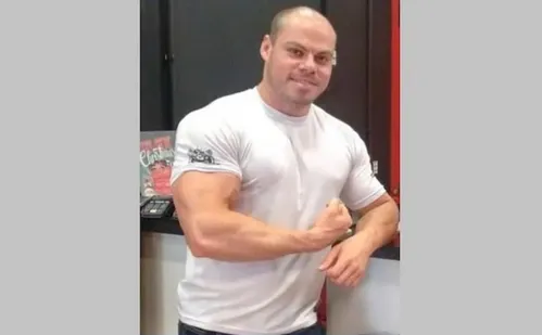 
          Imagem ilustrativa da imagem Fisiculturista foi esfaqueado no pescoço pela esposa ao acordar, conclui polícia
          