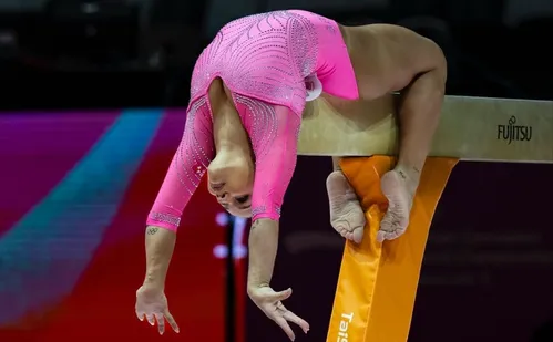 
          Imagem ilustrativa da imagem Flávia Saraiva vai bem na trave, mas termina em 4º no Mundial de Ginástica
          