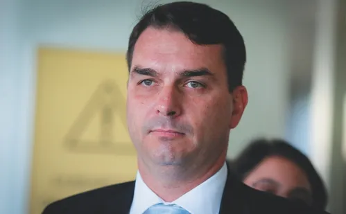 
          Imagem ilustrativa da imagem Flávio Bolsonaro chama Moraes de terrorista e pede trégua por saúde do pai
          