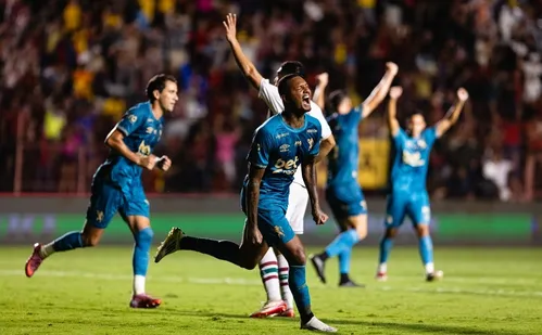 
          Imagem ilustrativa da imagem Fluminense cede o empate no último lance ao Sport em jogo com VAR polêmico
          