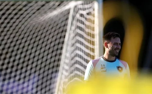 
          Imagem ilustrativa da imagem Fogão busca reação após eliminação da Libertadores
          