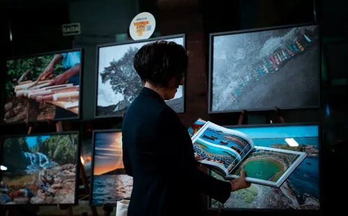 
          Imagem ilustrativa da imagem Fotógrafo premiado lança livro de luxo com mais de 200 fotos de Guarapari
          