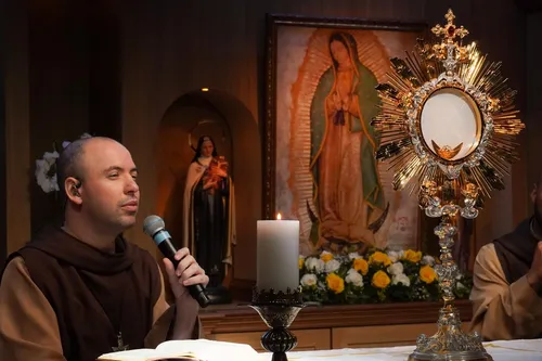 
          Imagem ilustrativa da imagem Com Frei Gilson, Rosário da Madrugada reúne 2,5 milhões de fiéis ao dia em 40 dias
          