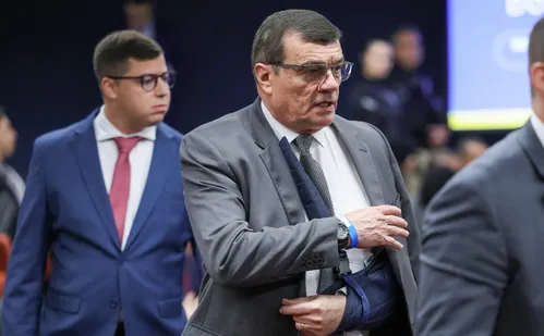 
          Imagem ilustrativa da imagem Fux vota para absolver Paulo Sérgio Nogueira, ex-ministro da Defesa
          