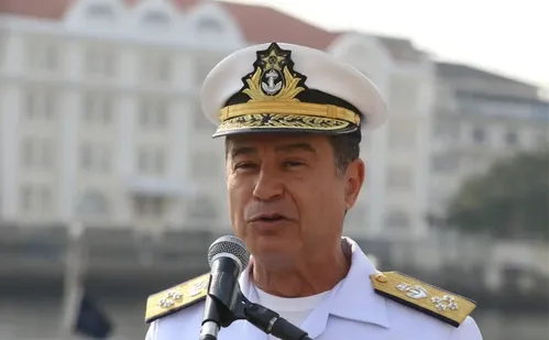 
          Imagem ilustrativa da imagem Fux vota pela absolvição de ex-comandante da Marinha Almir Garnier
          