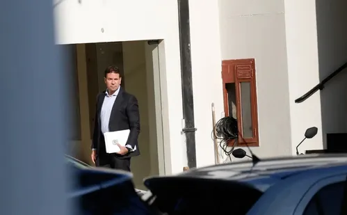 
          Imagem ilustrativa da imagem Fux vota por suspender todo processo sobre golpe contra Ramagem
          