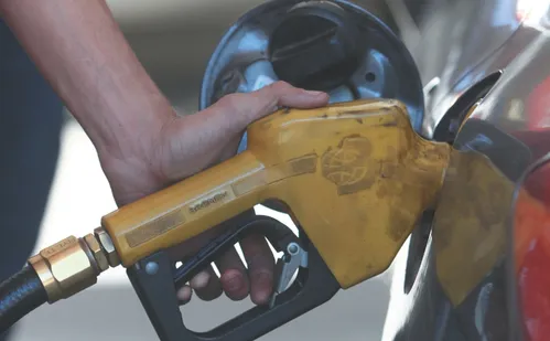 
          Imagem ilustrativa da imagem Gasolina pode ficar mais cara com interdição de refinaria
          