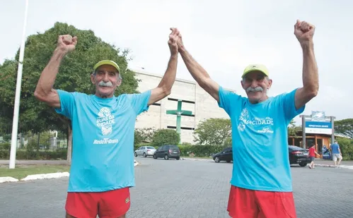 
          Imagem ilustrativa da imagem Gêmeos de 73 anos de volta à Corrida Tribuna Ruas da Cidade
          