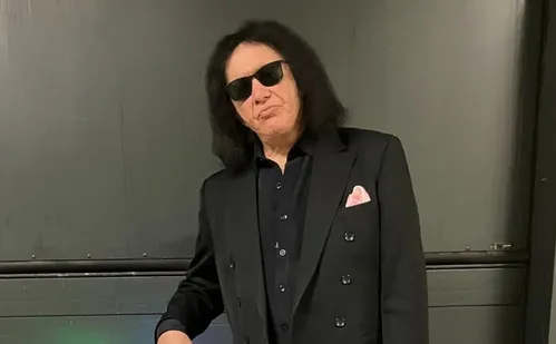 
          Imagem ilustrativa da imagem Gene Simmons, do Kiss, sofre acidente após desmaiar enquanto dirigia
          