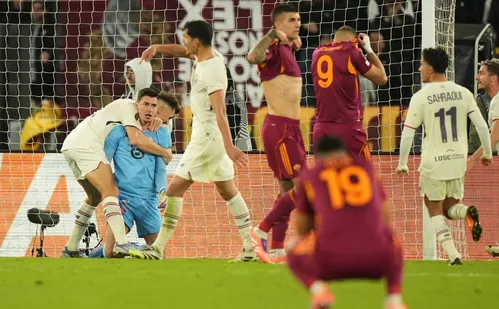 
          Imagem ilustrativa da imagem Goleiro defende três pênaltis seguidos e Lille surpreende a Roma na Liga Europa
          