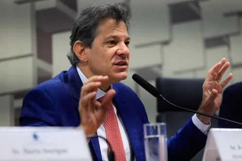 
          Imagem ilustrativa da imagem Governador do Rio deveria acordar para problema dos combustíveis no crime organizado, diz Haddad
          
