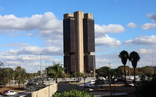 
          Imagem ilustrativa da imagem Governo Lula autoriza nomeação de 200 servidores para Banco Central
          