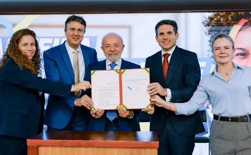 
          Imagem ilustrativa da imagem Governo Lula lança carteira que dá desconto a professores
          