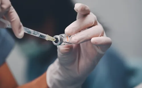 
          Imagem ilustrativa da imagem Governo Trump corta fundo bilionário para vacinas de doenças respiratórias
          