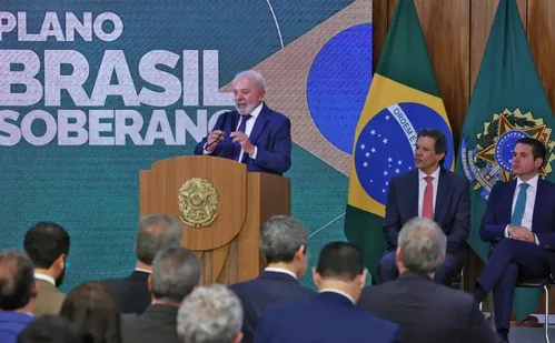 
          Imagem ilustrativa da imagem Governo anuncia R$ 30 bi em crédito para setores afetados por tarifaço
          