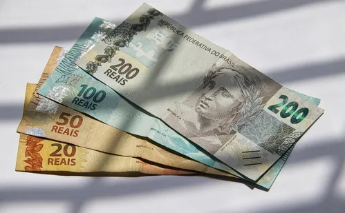 
          Imagem ilustrativa da imagem Governo começa a transferir empréstimos antigos para app do consignado
          