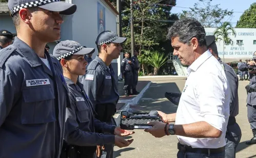 
          Imagem ilustrativa da imagem Governo entrega mais de 2 mil novas pistolas Glock para a PMES
          