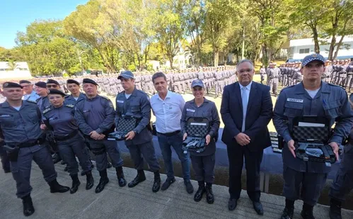 
          Imagem ilustrativa da imagem Governo entrega mais de 2 mil novas pistolas Glock para a PMES
          