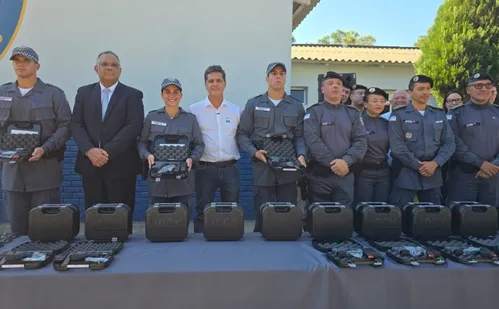 
          Imagem ilustrativa da imagem Governo entrega mais de 2 mil novas pistolas Glock para a PMES
          