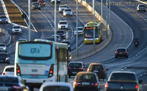 
          Imagem ilustrativa da imagem Governo federal recebe sugestões para levar internet a rodovias
          