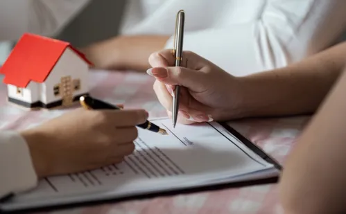 
          Imagem ilustrativa da imagem Grande Vitória tem 70 mil imóveis sem escritura
          