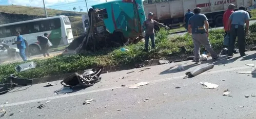 
          Imagem ilustrativa da imagem Grave acidente entre dois ônibus deixa quatro mortos e 31 feridos em MG
          