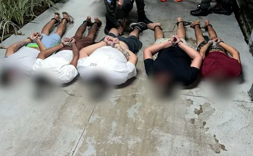 
          Imagem ilustrativa da imagem Grupo é detido após soltar fogos de artifício em portaria de presídio em Vila Velha
          