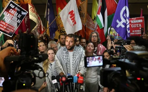 
          Imagem ilustrativa da imagem Hamas diz que guerra em Gaza acabou enquanto Israel vota aprovação de acordo
          