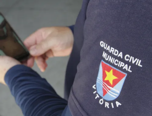 
          Imagem ilustrativa da imagem Condenado por porte de arma restrita é preso após desembarcar de ônibus em Vitória
          