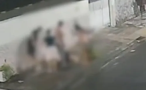 
          Imagem ilustrativa da imagem Homem é espancado após esbarrar em mesa na Serra
          