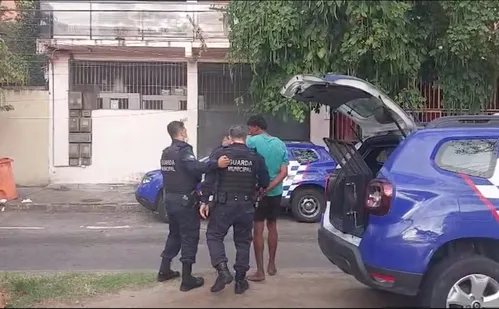 
          Imagem ilustrativa da imagem Homem é preso após invadir estacionamento da Guarda de Vitória
          