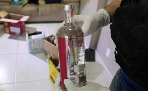 
          Imagem ilustrativa da imagem Homem é preso por falsificação de bebidas no Espírito Santo
          