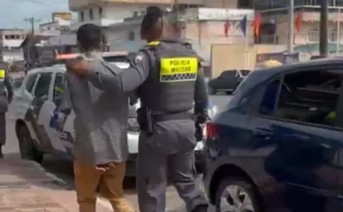 
          Imagem ilustrativa da imagem Homem esfaqueia colega de trabalho dentro de restaurante em Guarapari
          