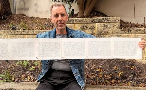 
          Imagem ilustrativa da imagem Homem ganha na Justiça o direito de colocar 2 mil sobrenomes só para bater recorde
          