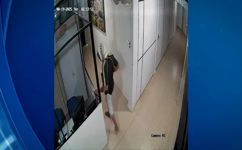 
          Imagem ilustrativa da imagem Homem invade prefeitura no Sul do ES, faz lanche e leva até borrifador
          