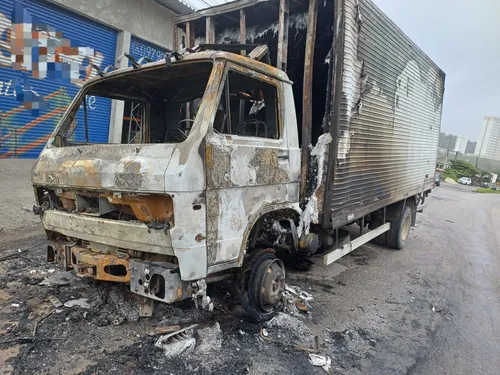 
          Imagem ilustrativa da imagem VÍDEO: incêndio destrói caminhão na BR-101. Carga de carne foi saqueada
          