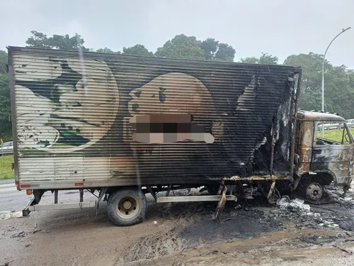 
          Imagem ilustrativa da imagem VÍDEO: incêndio destrói caminhão na BR-101. Carga de carne foi saqueada
          