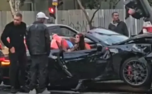 
          Imagem ilustrativa da imagem Influenciador Gato Preto é preso após bater Porsche e fugir do local do acidente
          