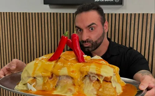 
          Imagem ilustrativa da imagem Influenciador viraliza ao ingerir quantidades impressionantes de comida em torneios
          