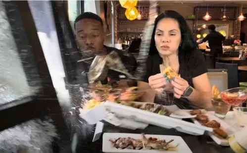 
          Imagem ilustrativa da imagem Influenciadores são atingidos por carro durante gravação em restaurante nos EUA
          