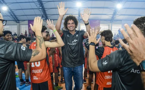 
          Imagem ilustrativa da imagem Inspiração para jovens atletas, Anderson Varejão participa de lançamento de liga
          